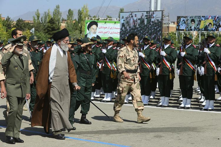 Prioritering. Iran og Ayatollah Ali Khamenei har mere travlt med at holde Assad ved magten end at bekæmpe IS og sådan er det for mange af parterne i Mellemøsten. 