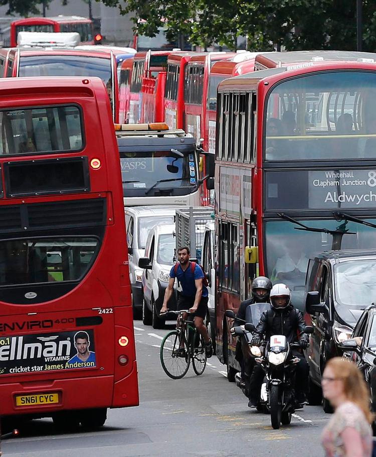 tæt. Flere og flere vil bo i London, og det kan mærkes på den engelske hovedstads gader, selv om der tænkes i smarte løsninger, der kan lette den kollektive trafik. 