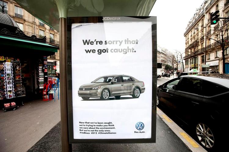 Hykleri. Gennem de seneste tre år har Brandalism fremstillet plakater, der imiterer multinationale selskabers reklameæstetik, men samtidig gør grin med deres indhold, som de finder hyklerisk. 