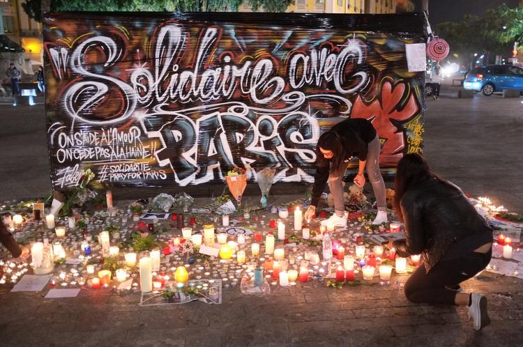 Bøger. »Hvis du køber den i Paris og lægger den sammen med en buket blomster, bliver den et udsagn på linje med en håndskrevet seddel. Den bliver et signal om, at man kan ikke bombe livsglæden ud af Paris«, siger oversætter Mich Vraa om Ernest Hemingways 'Der er ingen ende på Paris', som storsælger efter terrorangrebet i november. 