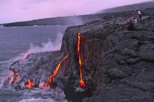 HAWAII. Vulkaner kan skabe ravage, men er også en stor attraktion. Her Volcanoes National Park. 