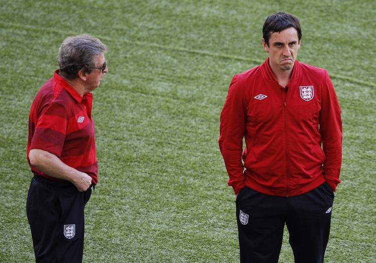Hyret. Gary Neville (th) fortsætter i rollen som England-assistent. 