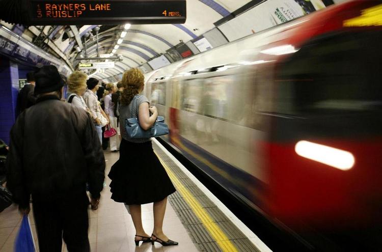 LETTELSE. De nye kontaktløse kreditkort klarer uden besvær betalingen til Londons busser og undergrundstog. 