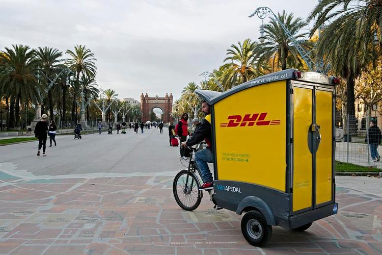 Pedalkraft. Vareudbringning er en logisk udfordring for de store lastbiler i Barcelonas smalle gader, og det har skabt et marked for cykeludbringning. 