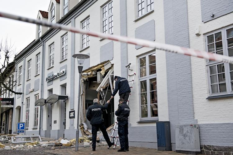 Indbrud. Rambuktyveri med gummiged efterlod et stort hul i muren til Danske Bank i Ringe. 