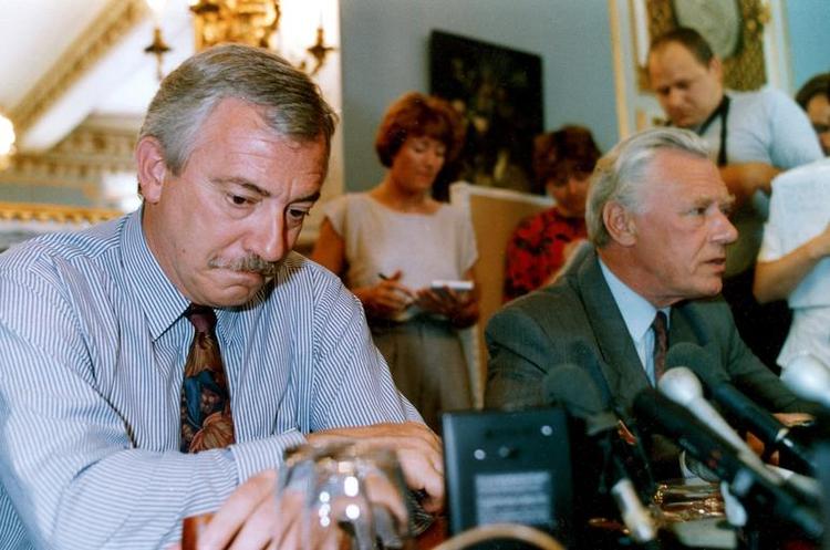 Skuffelse. Uffe Ellemann-Jensen (t.v) daværende udenrigsminister måtte i 1992 sammen med statsminister Poul Schlüter konstatere, at danskerne havde stemt nej til MAastricht-traktaten. 