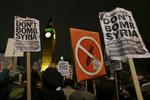 Krigsdeltagelse. Demonstranter i London, mens parlamentet er ved at vedtage britiske militærangreb mod IS-stillinger i Syrien. 