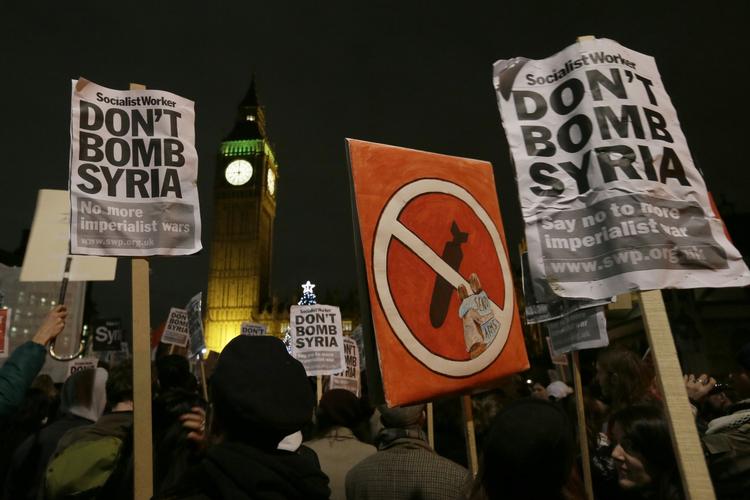 Krigsdeltagelse. Demonstranter i London, mens parlamentet er ved at vedtage britiske militærangreb mod IS-stillinger i Syrien. 
