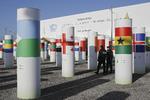 COP21. Ved Afrikas pavillion i konferencecenteret i Le Bourget kan et headset og et par meget avancerede 'briller' sende gæsterne på en virtual reality-tur til Senegal. 