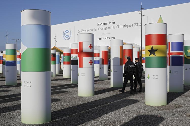COP21. Ved Afrikas pavillion i konferencecenteret i Le Bourget kan et headset og et par meget avancerede 'briller' sende gæsterne på en virtual reality-tur til Senegal. 