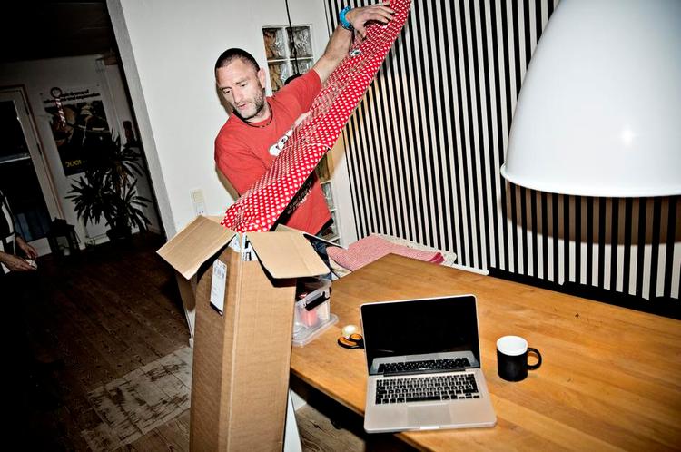 Fejlkøb. Martin Winterberg Sørensen er glad for at købe gaver på nettet. Men snowboardudstyret var et fejlkøb. 
