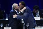 VICEPRÆSIDENTER. Her ses Sepp Blatter til venstre lykønske Juan Angel Napout ´. 