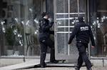 I dagene efter terrorangrebet i København 14. og 15. februar i år blev fem mænd anholdt for at have hjulpet Omar El-Hussein med hans ugerninger. Her ses skudhuller ved Krudttønden, det ene af de to steder, der blev ramt. 