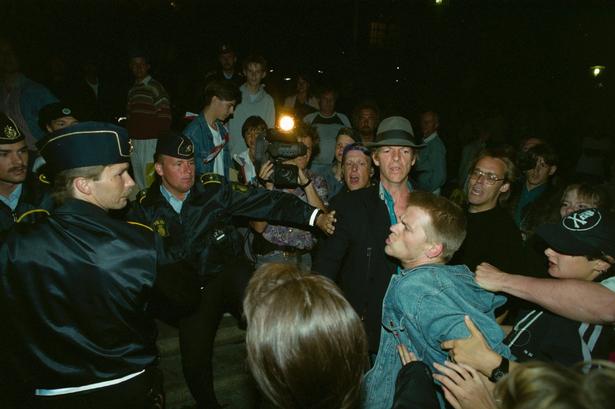 RABALDER. Politi og modstandere af EF tørner sammen ved Christiansborg på valgaftenen 2. juni 1992. Her stemte danskerne nej til at blive en del af EF. 