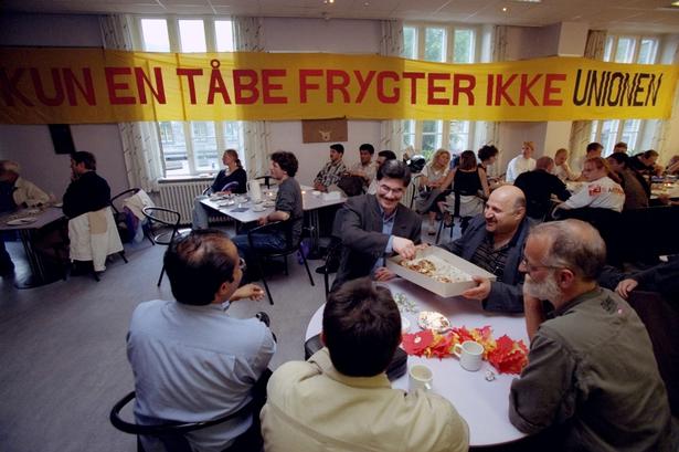 ØV. Det blev et ja ved folkeafstemningen om Danmarks tilslutning til Amsterdam-traktaten den 28. maj 1998. Jublen var svingende hos Folkebevægelsen mod EU, der holdt valgaften i Medborgerhuset på Nørre Allé 