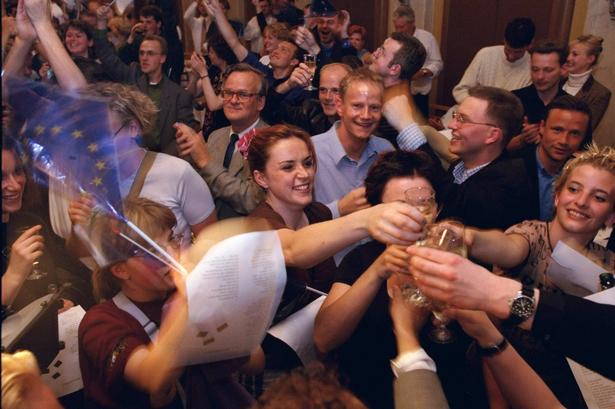 JUBEL. Tilgengæld var der glade dage hos Europabevægelsen, da danskerne stemte ja til Amsterdam-traktaten den 28. maj 1998. Bevægelsen fejrede det  med champagne på Arbejdermuseet i Rømersgade, da resultatet var klart 