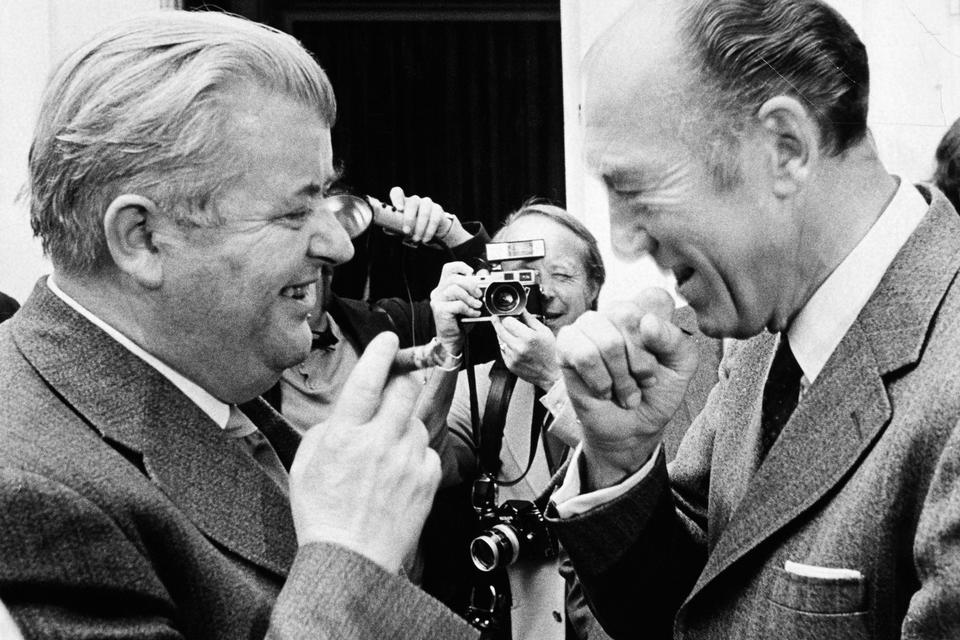 NÆVEKAMP. Tidligere statsminister Hilmar Baunsgaard og socialdemokraten Per Hækkerup poserer for fotograferne under folkeafstemningen om Danmarks indtræden i EF den 2. oktober 1972. Det blev til et rungende ja. 