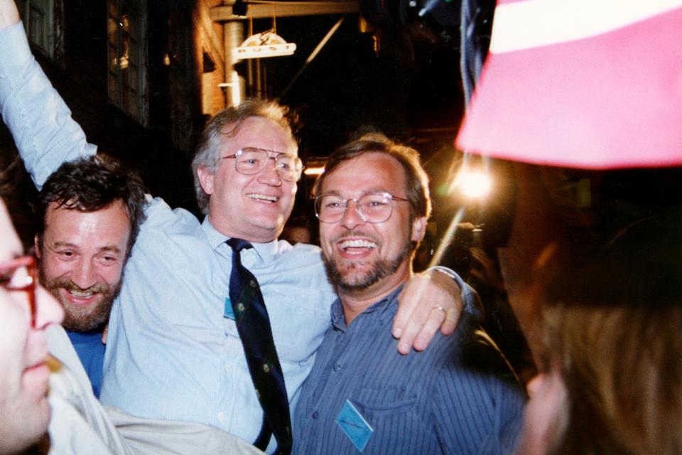 KONGESTOL. Tre prominente tilhængere af Folkebevægelsen mod EF fejrer et nej på valgaftenen i 1992. Forfatter og historiker Ebbe Kløvedal Reich, daværende europaparlamentsmedlem Jens Peter Bonde og daværende Enhedslisten-politiker Ole Sohn. 