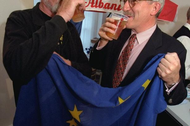 HURRA. Poul Høst Madsen fra Ekstra Bladet og Uffe Ellemann-Jensen skåler på 'ja-et' ved afstemningen om Amsterdamtraktaten i 1998. 