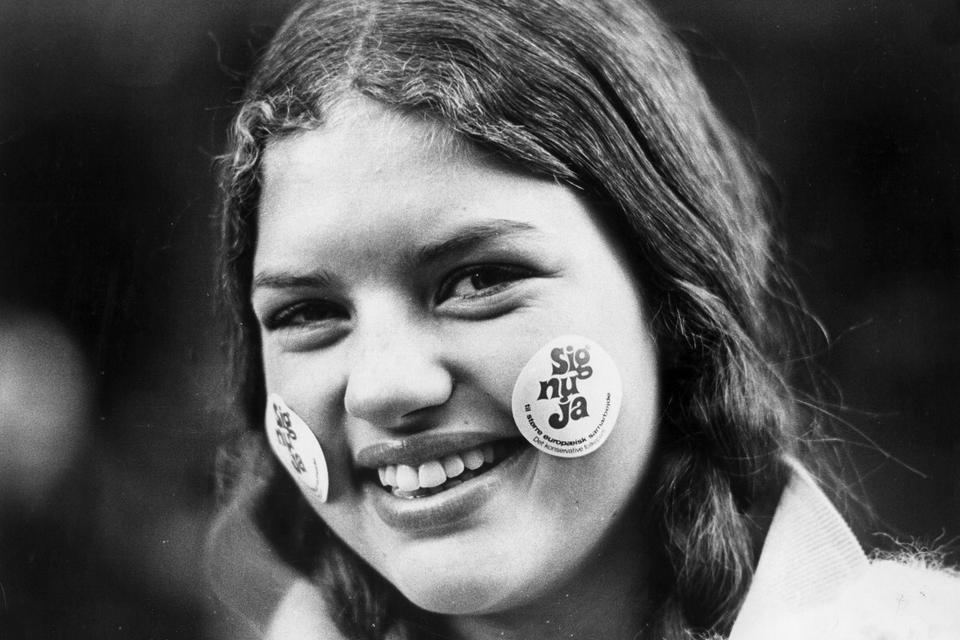 JASIGER. En ung dansk piger opfordrer til et ja ved afstemningen om Danmarks indtræden i EF den 2. oktober 1972. 