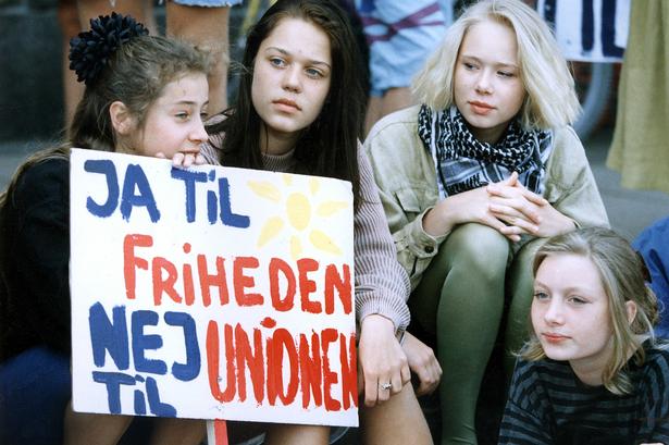 KVINDER demonstrerer med skilte for et nej til unionen i 1992. 
