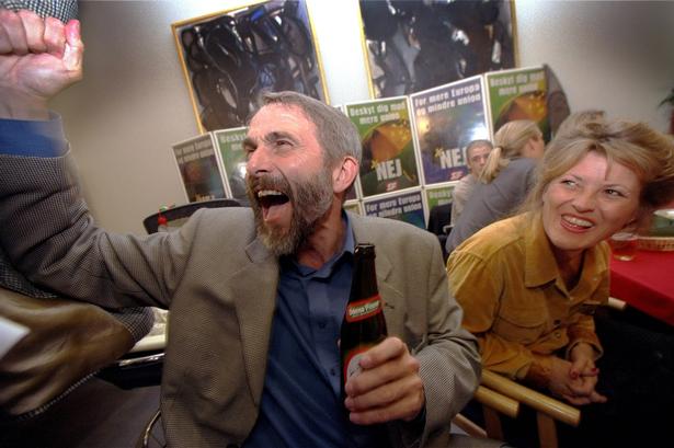 DUNDER. Steen Gade fra SF jubler sammen med sin norske kæreste Turid Leirvoll over resultatet ved folkeafstemningen i 1998. 