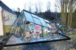 Blæst omkuld. Det nye drivhus hos Jens - som det så ud lige efter, at et vindstød af orkanstyrke ramte det. Foto: Jens Ryge Petersen 