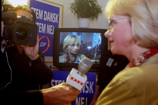 INTERVIEW. Pia Kjærsgaard udspørges af pressen til valgaften den 28. maj 1998 hos Dansk Folkeparti 