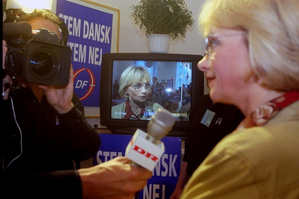 INTERVIEW. Pia Kjærsgaard udspørges af pressen til valgaften den 28. maj 1998 hos Dansk Folkeparti 
