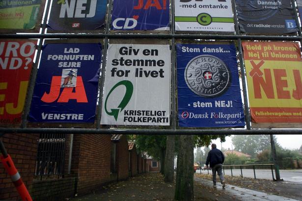 EURO. Valgplakater pryder valgsted på Stengårdskolen i Bagsværd under folkeafstemningen om Danmarks deltagelse i euroen den 28. september 2000. 