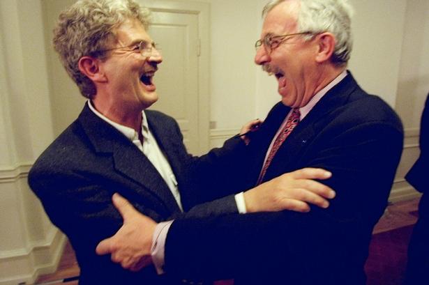HAHA. Holger K. Nielsen og Uffe Ellemann-Jensen deler et hjerteligt grin ved folkeafstemningen i 1998. 