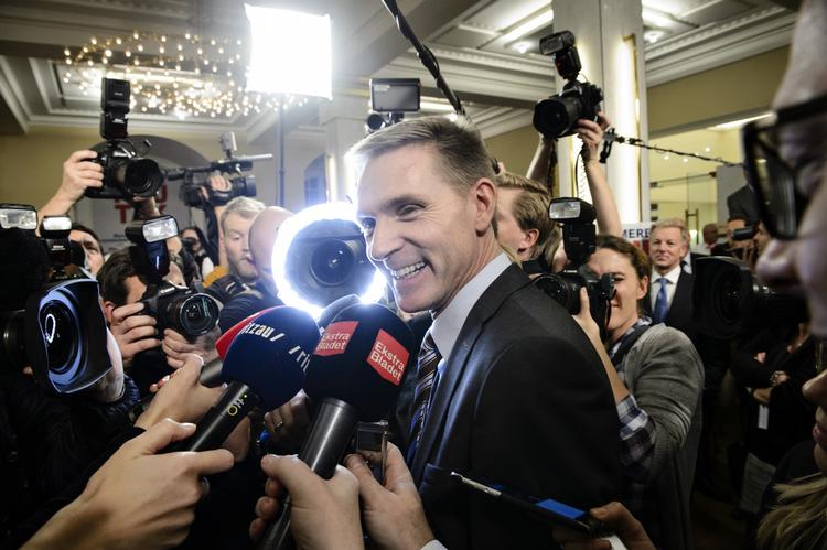 Nej. Dansk Folkepartis formand Kristian Thulesen Dahl blev modtaget ved DF's valgfest på Christiansborg som en vinder. Nej-siden har vudnet folkeafstemningen om det danske retsforbehold. 