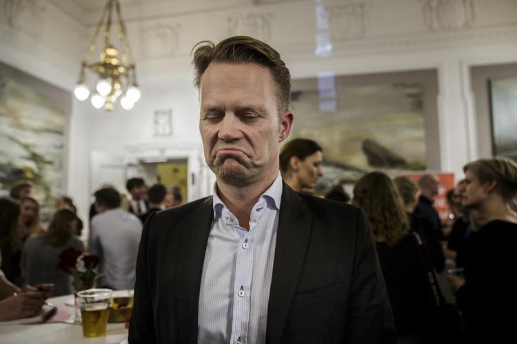 Sidespor. Jeppe Kofod og Socialdemokraterne er med i den klub af gamle partier, der har styret Danmark siden 2. Verdenskrig, men som nu må danse efter yderpartiernes pibe. 