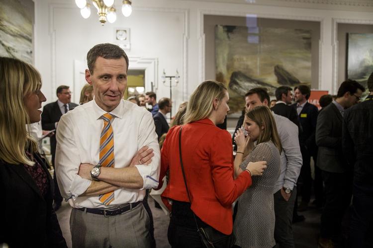 Nederlag. Mat stemning i nej-lejren. Her er det socialdemokraten Nick Hækkerup med armene over kort. 