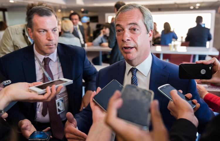 Tillykke! Lederen af det britiske højrefløjsparti, Ukip, lykønsker det danske folk med at have vundet over EU's bøller. 