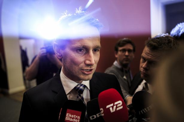 Kristian Jensen fra Venstre taler med pressen. 