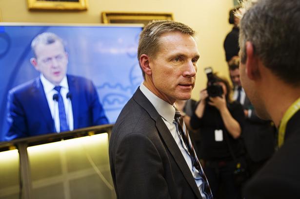 Kristian Thulesen Dahl lytter til Lars Løkke Rasmussen og interviewes samtidig 