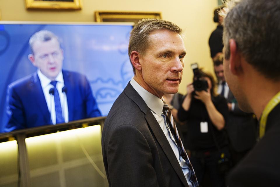 Kristian Thulesen Dahl lytter til Lars Løkke Rasmussen og interviewes samtidig 