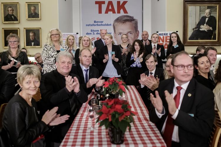 Valgaften. Dansk Folkepartis valgfest på Christiansborg var præget af glæde og rød-hvide duge. 