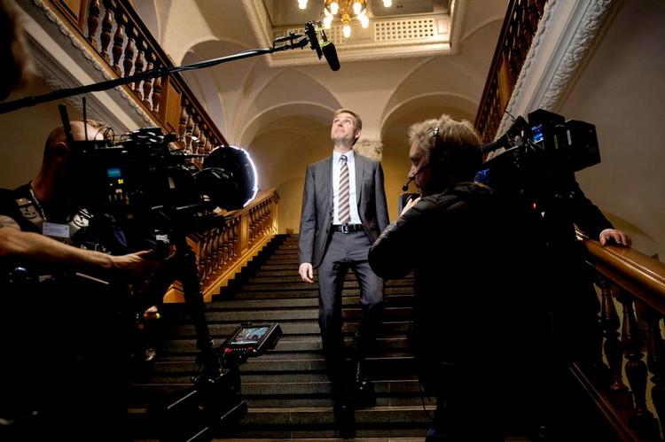 Igen igen. I sin sejrstale i aftes trak Thulesen Dahl tråde til sommeren 1992, hvor et flertal stemte nej til Maastricht-traktaten, der etablerede EU. Og glædede sig over, at danskerne »selv bestemmer tempoet«. Foto: Peter Hove Olesen 