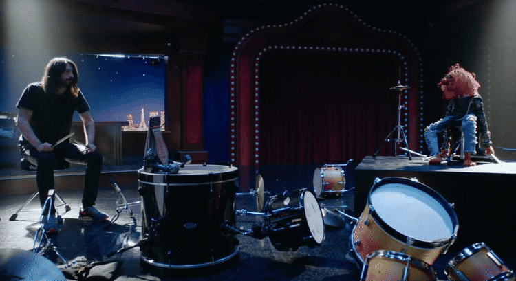 Rock-legenden Dave Grohl og Muppets-legenden Animal kom i denne uge ud i et seriøst tromme-battle. Det er Grohl til venstre. (Foto: YouTube/ABC). 