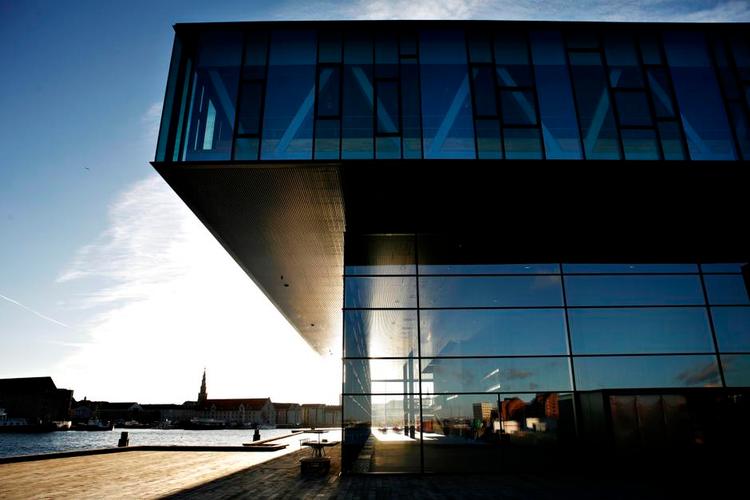 Populært. Skuespilhuset på Kvæsthusbroen i København er noget af den arkitektur, der sammen med byens historiske bygninger gør hovedstaden attraktiv hos turister. 