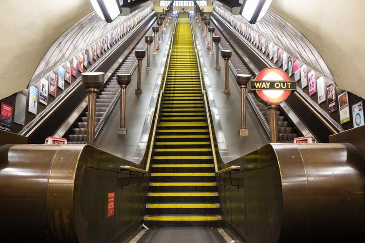 ÆNDRING.  London overvejer at ændre på gangkulturen på rulletrapperne i undergrundsnettet. Det skulle speede tempoet op for de gående. 