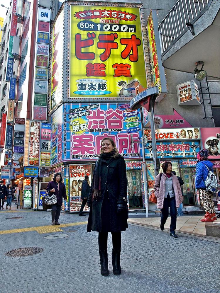 Tokyo. Den japanske metropol  tog Laura Bro med storm på grund mødet mellem de ældgamle traditioner og »det fuldstændig vanvittige tegneseriecomputerland«. 