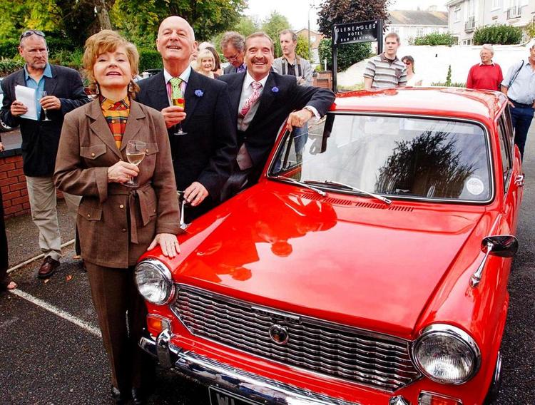 GENOPLIVNING. I 2005 besøgte Prunella Scales, som spillede Basil Fawltys hustru Cybil i 'Halløj på badehotellet', Gleneagels Hotel i forbindelse med en renovering af stedet. Genoplivningsforsøget var imidlertid forgæves. 