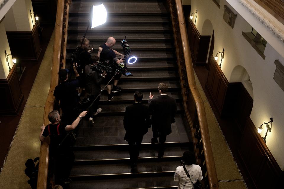 Pressefolk skal træde varsomt, når de i navigeree op og ned ad Borgens trapper, mens de interviewer politikere 