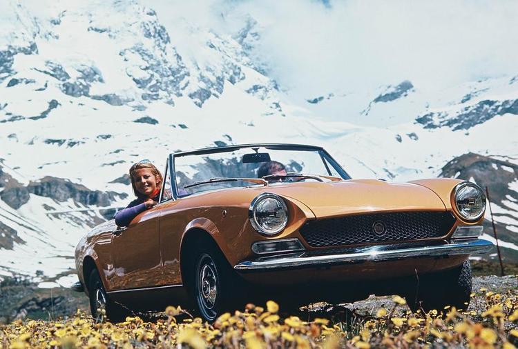 LANGLIVET. Den klassiske Fiat 124 Spider blev bygget fra 1966 til 1985 til 200.000 eksemplarer. Fiat genbruger navnet til en ny version. 