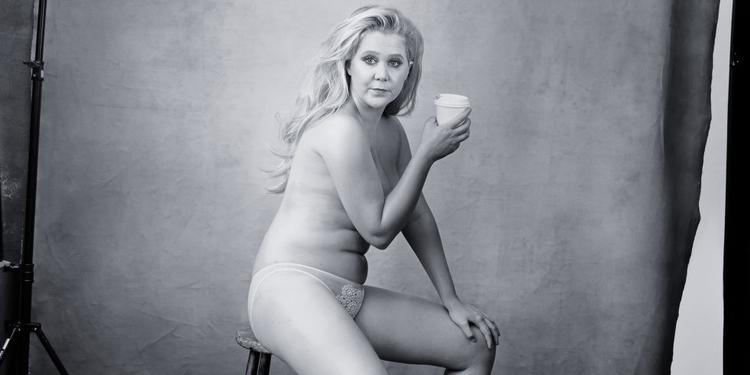 Medier. Komikeren Amy Schumer er blandt de kendte navne, der optræder i Pirellis nye kalender. 