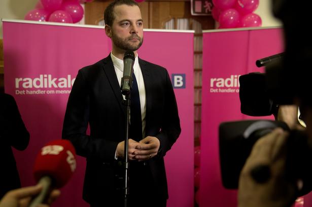 En mut Morten Østergaard holder tale hos De Radikale. 