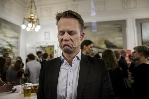Jeppe Kofod fra Socialdemokraterne har svært ved at finde en grimasse, der kan passe til aftenens valgfest. 